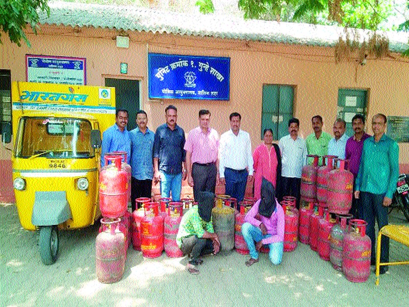 Gas stolen from domestic cylinders | घरगुती सिलिंडरमधून गॅसची चोरी