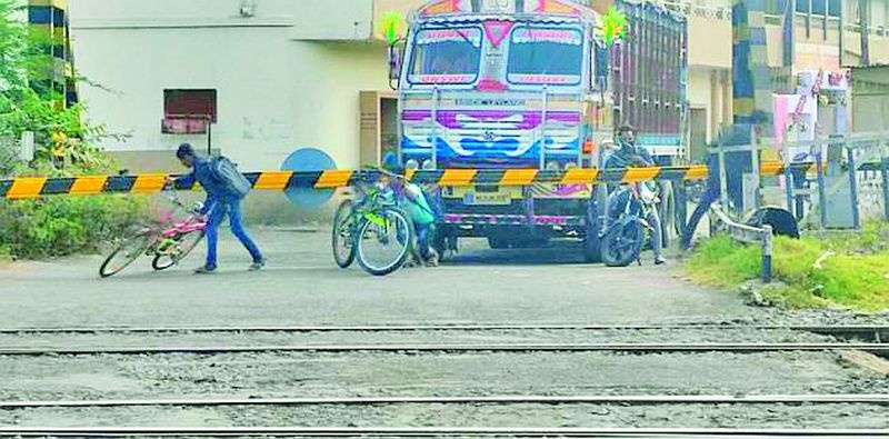 It is a crime to remove a two-wheeler under a closed railway crossing | बंद रेल्वे फाटकाखालून दुचाकी काढणे गुन्हा
