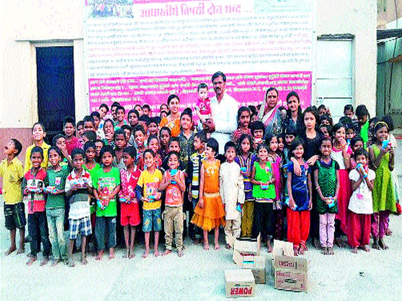  Distribution of material to students of 'Aadharit' | ‘आधारतीर्थ’मधील विद्यार्थ्यांना साहित्याचे वाटप