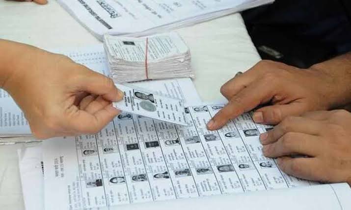 There is no photo in the voter list of four lakh voters in Pune district | काय सांगता! पुणे जिल्ह्यातील तब्बल पावणे चार लाख मतदारांचा मतदार यादीत फोटोच नाही 