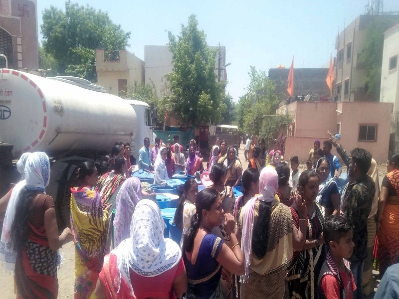 A rally on the Jalakumbh of the Women of Jalgaon Mahanagar Cidkot | वाळूज महानगर सिडकोत महिलांचा जलकुंभावर मोर्चा