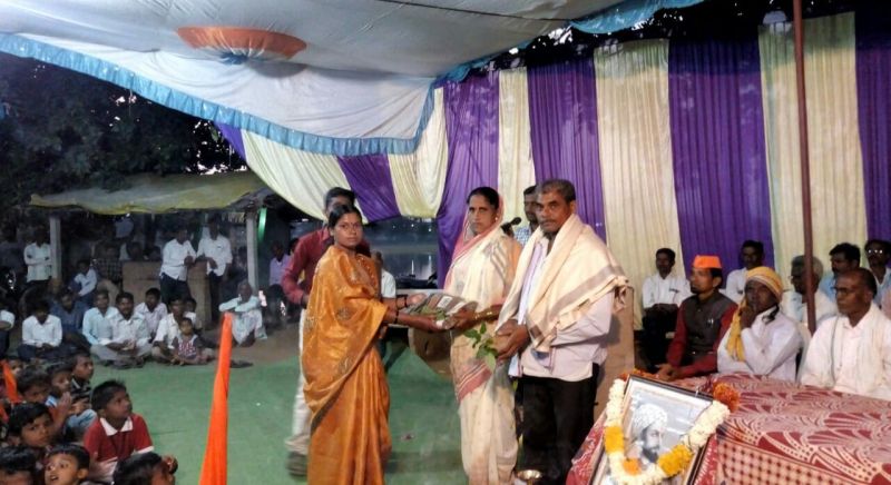 Unique Shivajayanti; Felicitated the guardians of the soldiers made in Gadchiroli district | अनोखी शिवजयंती; गडचिरोली जिल्ह्यात केला जवानांच्या मातापित्यांचा सत्कार