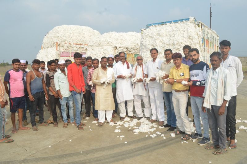 In Wardha district, farmers get correct cotton price for the first time | वर्धा जिल्ह्यात कापसाला प्रथमच मिळाला योग्य भाव