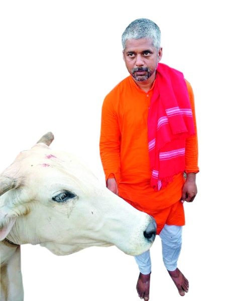 'Fayz Khan' of Raipur, who is struggling for cow protection | गोवंश संवर्धनासाठी झटणारे रायपूरचे ‘फैज खान’