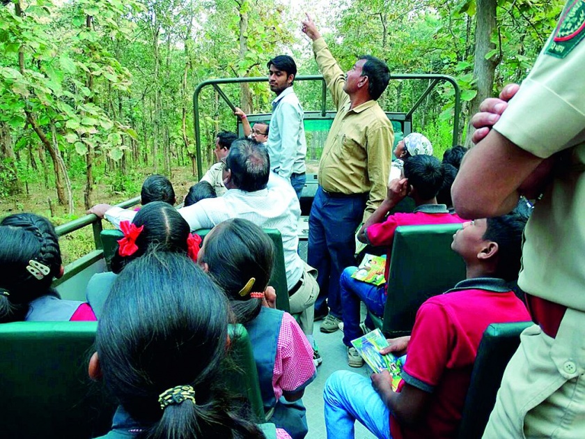Lessons of protection of nature to students in Pench Tiger Project | पेंच व्याघ्र प्रकल्पामध्ये विद्यार्थ्यांना दिले निसर्गाच्या सान्निध्यात वनसंरक्षणाचे धडे