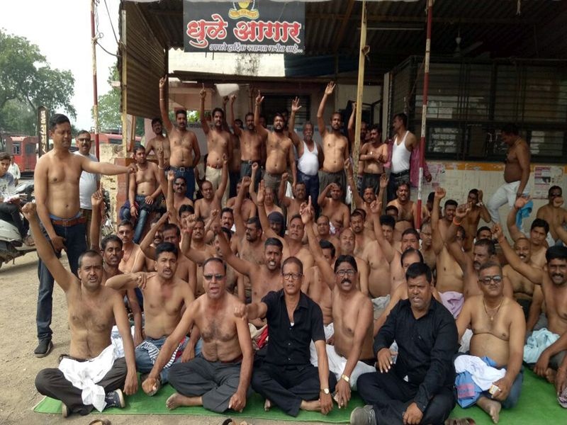Arthanga movement of ST employees in Dhule Agar | धुळे आगारात कर्मचाºयांचे अर्धनग्न आंदोलन