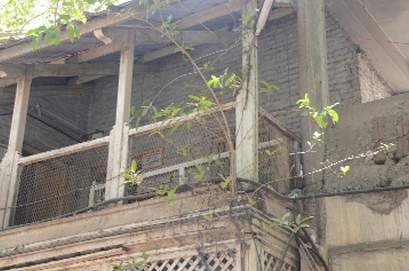 When will the fate of the old building ever be shaken? | जुन्या इमारतीचे भाग्य कधी उजाळणार