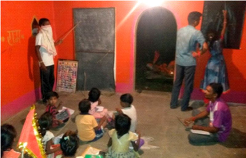 Teaching of children in Hanuman Temple at Sangvi | सांगवी येथे हनुमान मंदिरात भरतेय लहान मुलांची शिकवणी