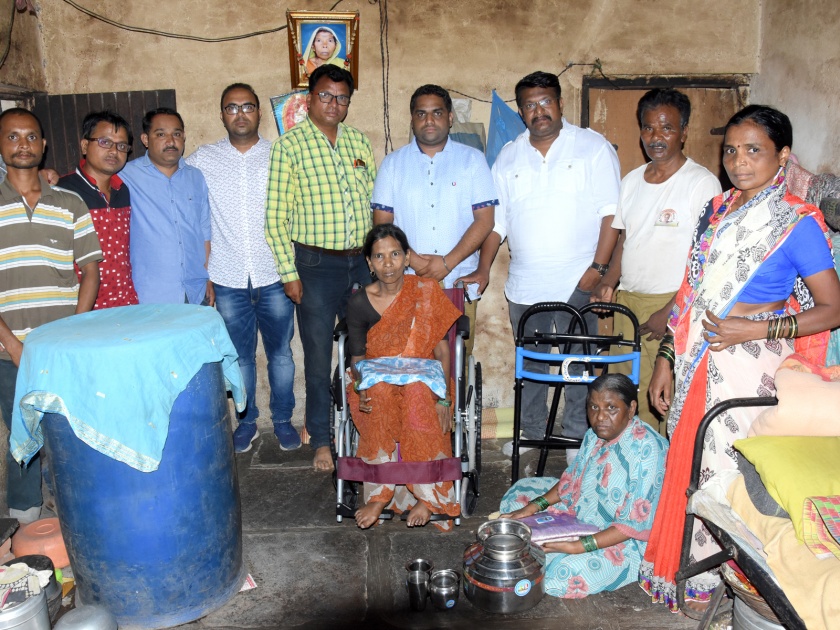 Kolhapur: Help for disabled sisters in Bhayya, Wheelchairs, Walkers, Pots, Visit | कोल्हापूर :भुयेतील अपंग बहिणींसाठी मदत सुरू, व्हीलचेअर, वॉकर, भांडी भेट