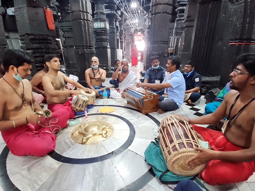 Uninterrupted service at the feet of Ambabai even in the absence of devotees | भाविकांच्या अनुपस्थितीतही अंबाबाईच्या चरणी अखंड सेवा