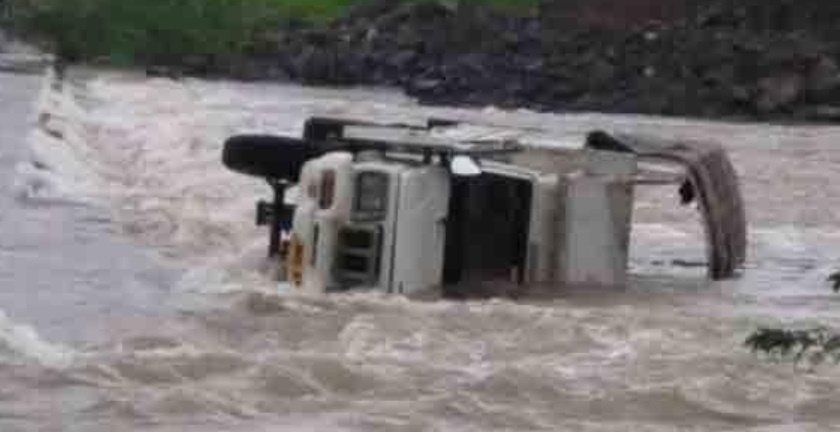 The tempo of the Saraswati river collapses; Ten passengers left | सरस्वती नदीत कोसळला टेम्पो; दहा प्रवाशी बचावले