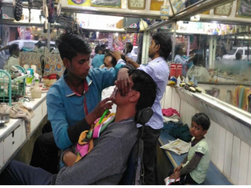 coronavirus: income of barbers have been stopped due to corona virus rsg | coronavirus : मावळ तालुक्यातील नाभिक समाजावर उपासमारीची वेळ ; दीड हजार दुकाने बंद
