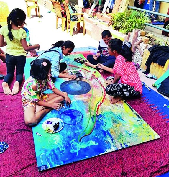 A village that enriches the art of kids; Basoli | चिमुकल्यांचे कलावैभव समृद्ध करणारे गाव; बसोली