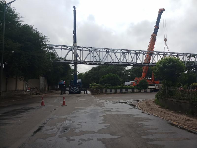 Four days Salalpur road will be closed for the construction of pedestrians bridge | पादचारीपुलासाठी चार दिवस साेलापूर रस्ता राहणार बंद