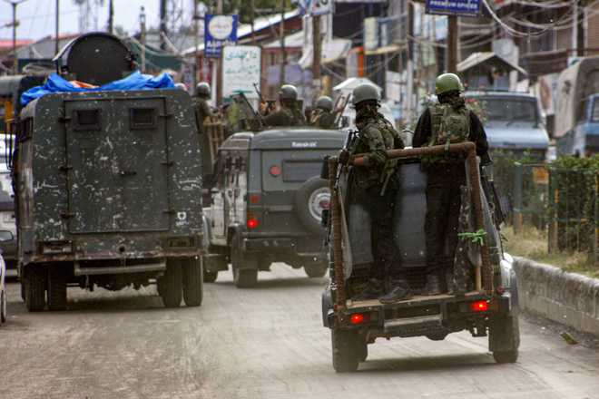 Exchange of fire underway between security forces & terrorists in Anantnag. | Jammu And Kashmir : अनंतनाग परिसरात सुरक्षा यंत्रणा आणि दहशतवाद्यांमध्ये चकमक 