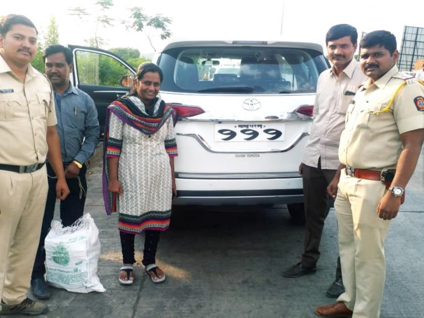Indapur police seized nine lakh seventy thousand rupees from the Fortuner car | इंदापूर पोलिसांनी फॉरच्युनर गाडीतून जप्त केले नऊ लाख सत्तर हजार रुपये
