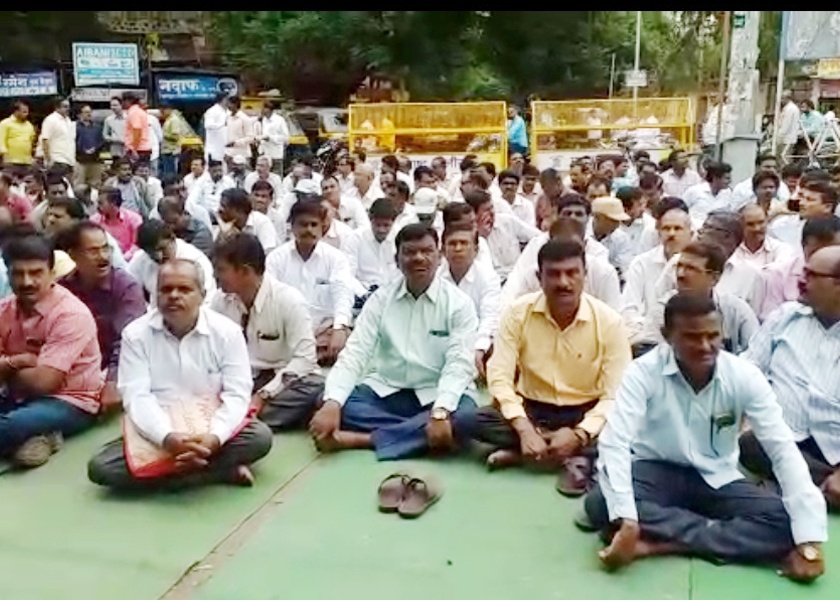 Agitation before Solapur Zilla Parishad of State Adarsh Teachers' Committee | राज्य आदर्श शिक्षक समितीचे सोलापूर जिल्हा परिषदेसमोर आंदोलन