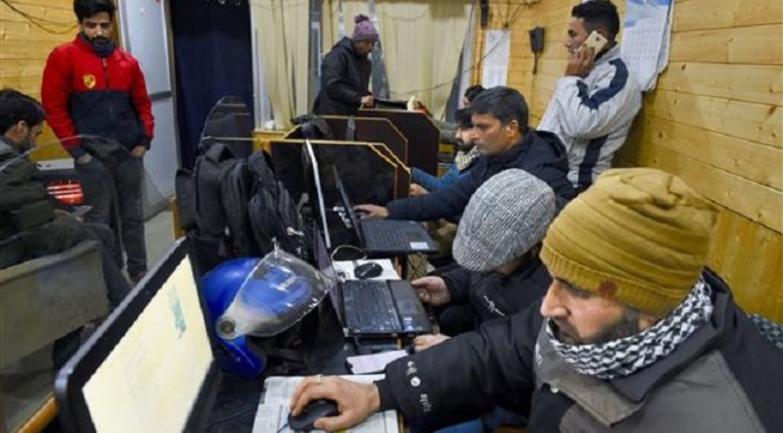Internet service started in five districts including Jammu; Exception to the valley; For only seven days | जम्मूसह पाच जिल्ह्यांत इंटरनेट सेवा सुरू; खोऱ्याचा अपवाद; तूर्त सातच दिवसांसाठीच