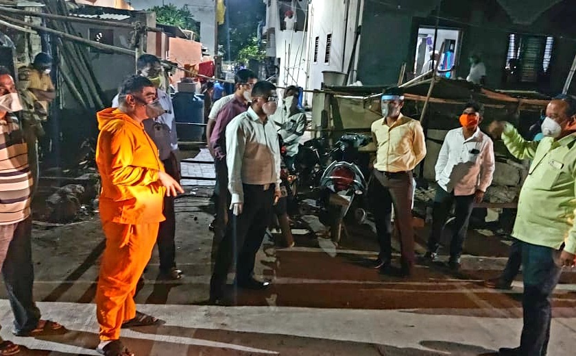 Korana infection of eight persons in one area of Pandharpur; Mayor Chaal Kelly Seal | पंढरपुरातील एका परिसरातच आठ व्यक्तींना कोरानाची लागण; महापौर चाळ केली सील