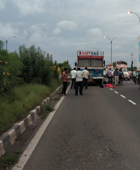 Baap-Leki's death in a truck and two-wheeler accident; Incident on Solapur-Hyderabad road | ट्रक व दुचाकीच्या अपघातात बाप-लेकीचा मृत्यू; सोलापूर- हैद्राबाद रोडवरील घटना