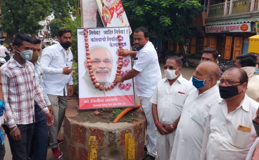 Onion garland on Modi's image; Congress agitation against onion export ban | मोदींच्या प्रतिमेला घातला कांद्याचा हार; कांदा निर्यातबंदीच्या विरोधात काँग्रेसचे आंदोलन