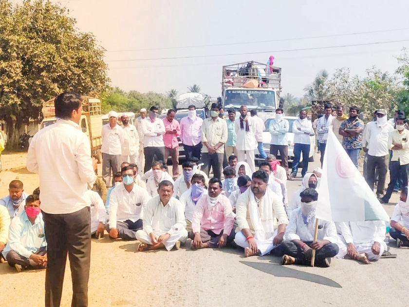 Farmers question Swabhimani 'aggressive; Chakka Jam agitation on Mangalvedha-Solapur highway | शेतकरीप्रश्नी स्वाभिमानी' आक्रमक; मंगळवेढा - सोलापूर  महामार्गावर चक्का जाम आंदोलन