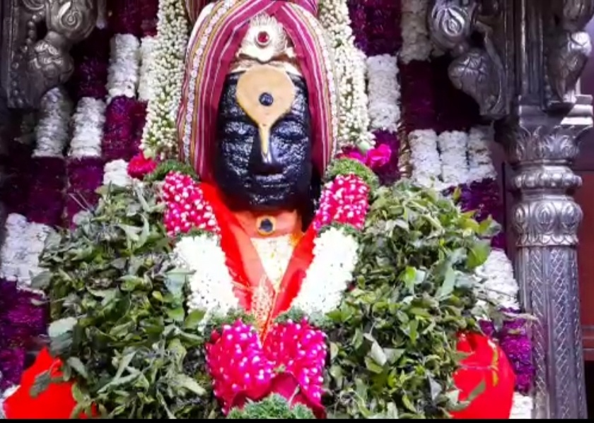 Vitthal temple in Pandharpur decorated on the occasion of Makar Sankrati; The gabharahi blossomed with flowers | मकर संक्रातीनिमित्त पंढरपुरातील विठ्ठल मंदिर सजले; गाभाराही फुलांनी फुलला