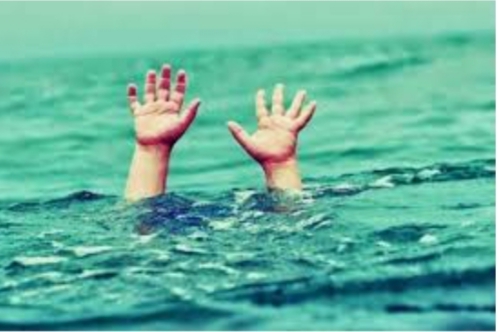 Breaking; The boat capsized while taking a selfie in the boat; Baap-leka drowned | Breaking; बोटीत सेल्फी काढताना बोट उलटली; पाण्यात बुडून बाप-लेकाचा मृत्यू
