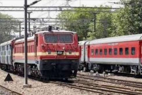 Big news; Robbery on Bangalore-Ahmedabad railway; Fifty weights of gold were looted from the female passengers | मोठी बातमी; बंगळुरू-अहमदाबाद रेल्वेत दरोडा; महिला प्रवाशांचे पन्नास तोळे सोने लुटले