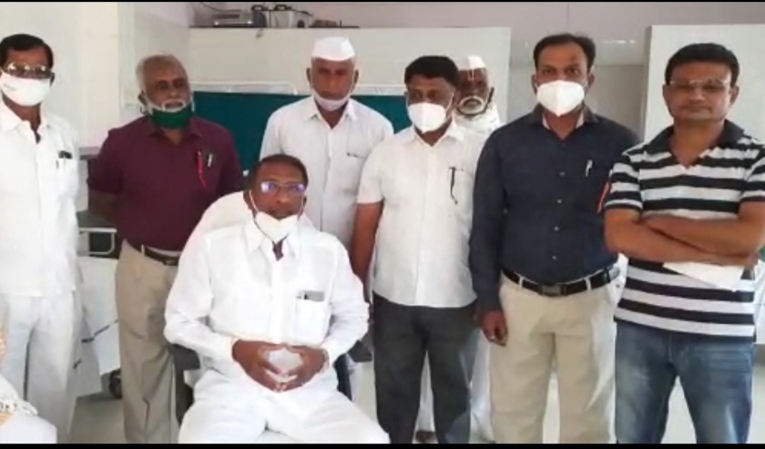 Former MLA Rajan Patil vaccinated his wife Corona at Angar Health Center | अनगरच्या आरोग्य केंद्रात घेतली माजी आमदार राजन पाटील यांनी सपत्नीक कोरोनाची लस 