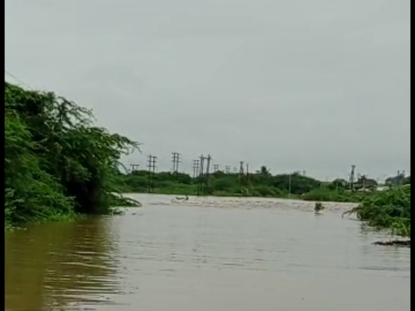 Due to discharge from Naldurg, Kurnoor dam, flood in Bori Harna river in Akkalkot taluka | नळदुर्ग, कुरनुर धरणातील विसर्गामुळे अक्कलकोट तालुक्यातील बोरी हरणा नदीला महापूर