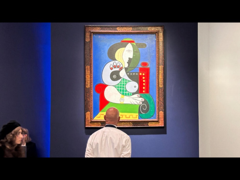 Pablo Picasso painting Woman with a watch has sold for 139 million | 11.57 अब्ज रूपयांना विकली गेली ही पेंटिंग, जाणून घ्या कुणी बनवली होती!
