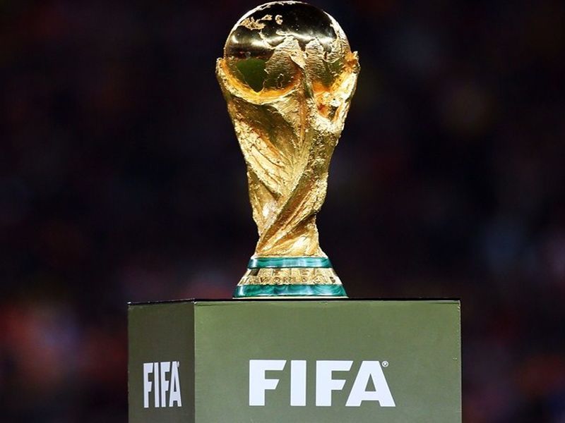 Fifa World Cup 2018 : Know how much old is made of Fifa world cup trophy | FIFA World Cup 2018 : किती किलो सोन्याने तयार केली आहे फिफा वर्ल्ड कप ट्रॉफी? वाचून व्हाल थक्क