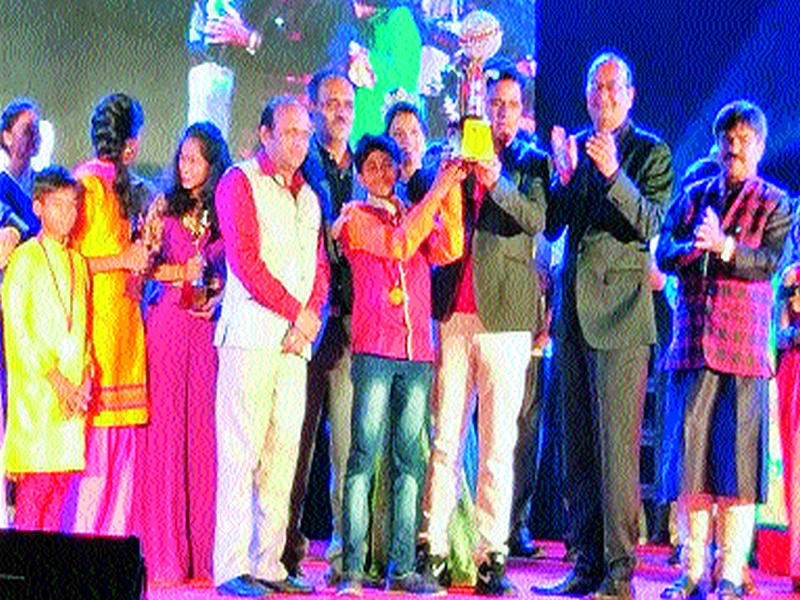 Abhijit Taeyde won the singing competition | अभिजित तायडे गीत गायन स्पर्धेत विजयी
