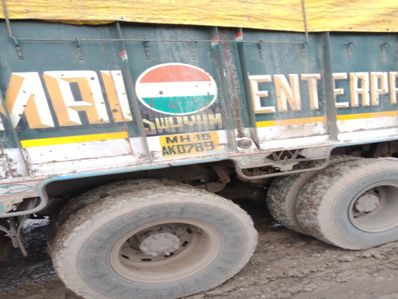 Two killed in truck collision at Loniwaknath Shivar | लोणीव्यकनाथ शिवारात ट्रक धडकेने दोन ठार