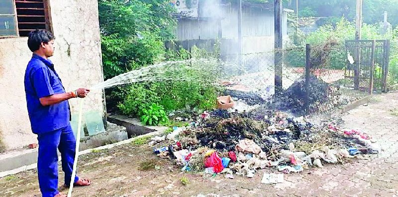 Holi of biomedical waste in Dhamangaon | धामणगावात जैववैद्यकीय कचऱ्याची होळी