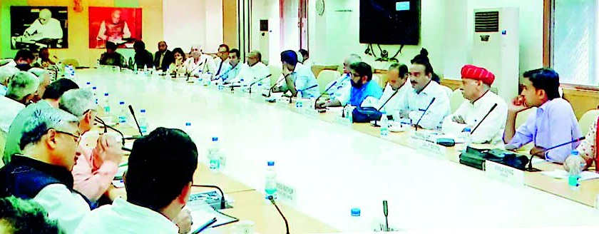 Churning on farmers' suicides in Nitish Kumar's meeting | नीती आयोगाच्या बैठकीत शेतकरी आत्महत्यांवर मंथन