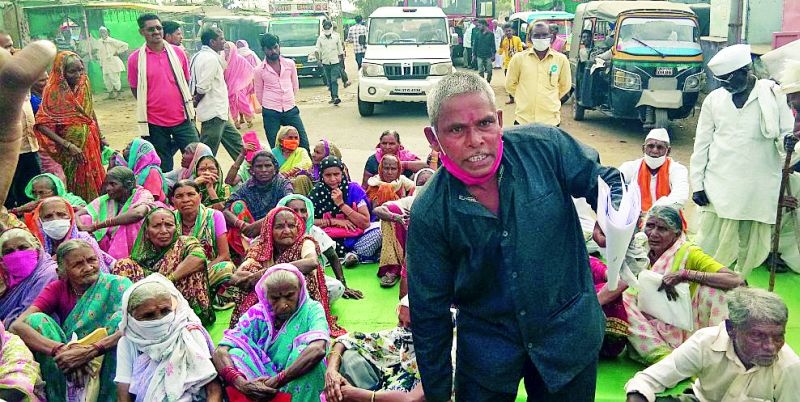 The movement of the elderly in Anjansingi | अंजनसिंगीत वृद्धांचे आंदोलन
