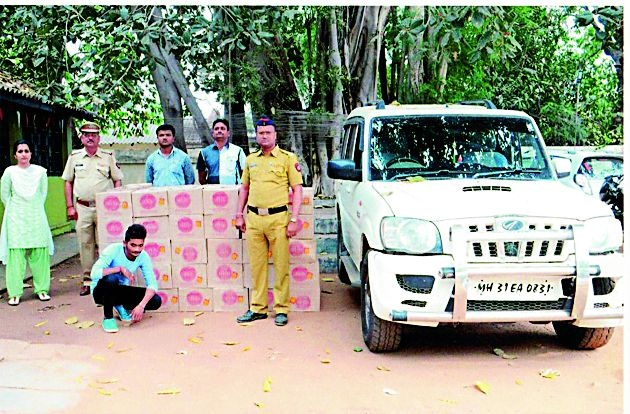 90 cartridges were caught by Indian liquor | ९० पेट्या देशी दारू पकडली
