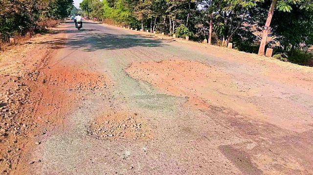 Dangerous pits on Bhandara-Pawni road | भंडारा-पवनी मार्गावर जीवघेणे खड्डे