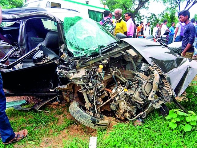 10 injured in four-wheeler crash | चारचाकी अपघातात १० जखमी