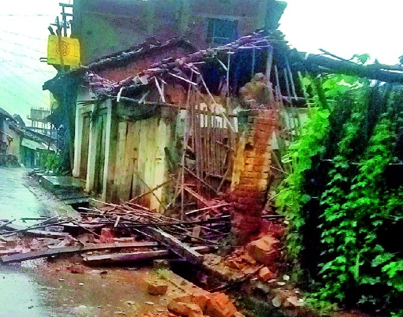 The house collapsed in raining rains | धुवाधार पावसात घर कोसळले