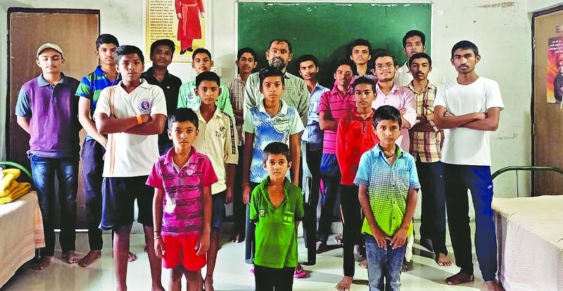 A dedicated teacher who builds a building for the underprivileged from Swanidhi | स्वनिधीतून उपेक्षीतांसाठी इमारत बांधणारा सेवा समर्पीत शिक्षक