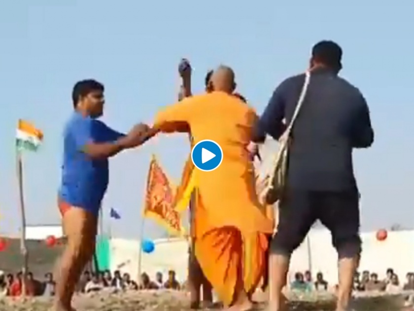 Watch viral video when baba give dhobi pachad to three pehlwans on ground | भगव्या वस्त्रधारी बाबाशी पंगा घेणं महागात पडलं; ३ पैलवानाला उचलून पटकलं, पाहा व्हिडीओ  