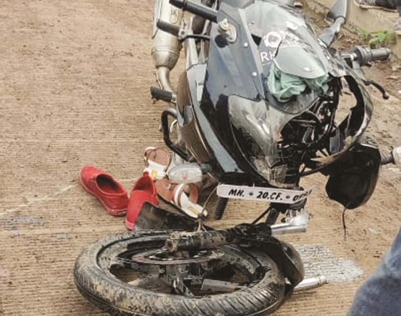 Two killed, one injured in two-wheeler-JCB accident | दुचाकी-जेसीबीच्या अपघातात दाेन ठार, एक जण जखमी