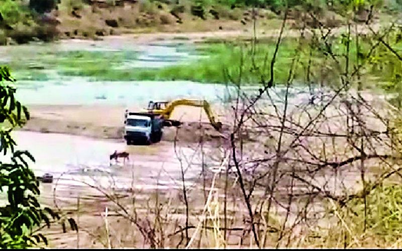 Illegal mining of sand on the Kodashi ghat | कोडशी घाटावर रेतीचे अवैध खनन