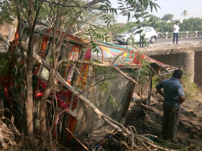 Satara: Shutdown of sand and sand truck in river bed, accident near Dahivadi; Searching for missing driver started | सातारा :कठडा तोडून वाळूचा ट्रक नदीपात्रात, दहिवडीजवळ अपघात; गायब चालकाचा शोध सुरू