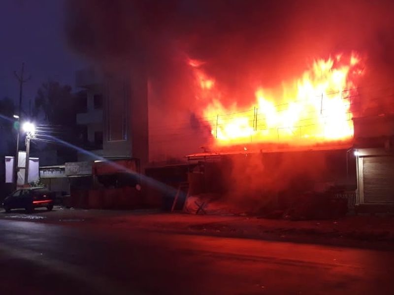 Furniture stores fire at Pimpalner | पिंपळनेर येथे फर्निचरच्या दुकानास आग
