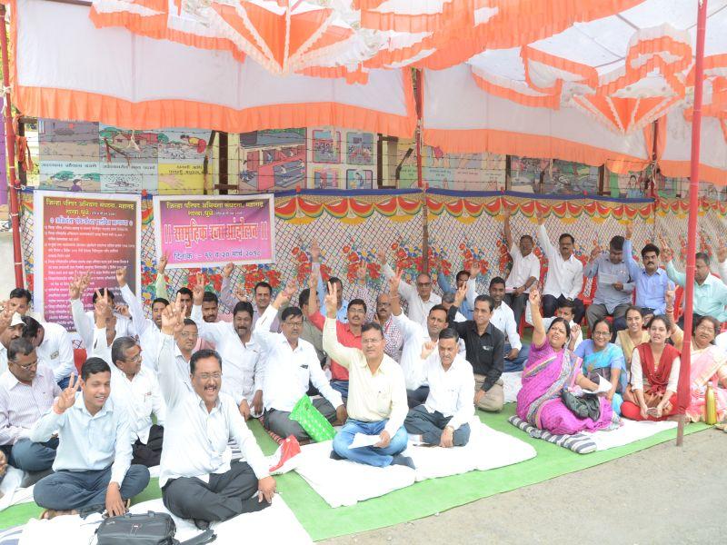 Participants in 115 organized collective leave protest in Dhule district | धुळे जिल्ह्यातील ११५ अभियंते सामूहिक रजा आंदोलनात सहभागी