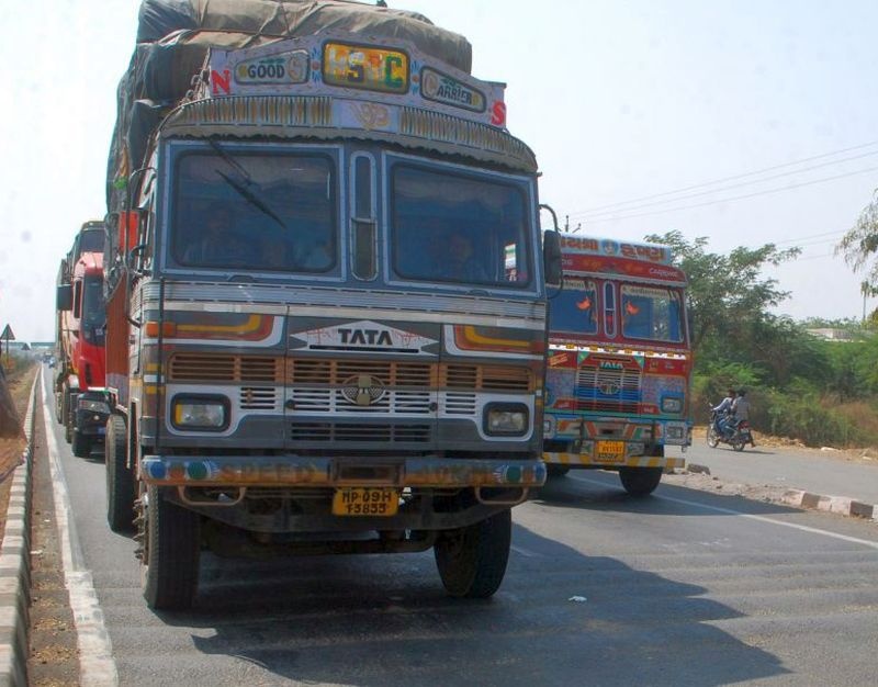 'Deadlock' on the Mumbai-Agra Highway, | मुंबई-आग्रा महामार्गावरील ‘गतिरोधक’ ठरताय जीवघेणे’